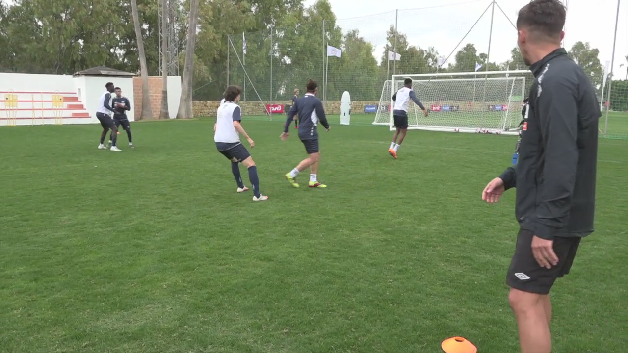 Kortbanespill med unggutta